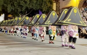 Los Enanos han danzado por última vez ante la Virgen de las Nieves y miles de personas que han acudido a ver esta despedida