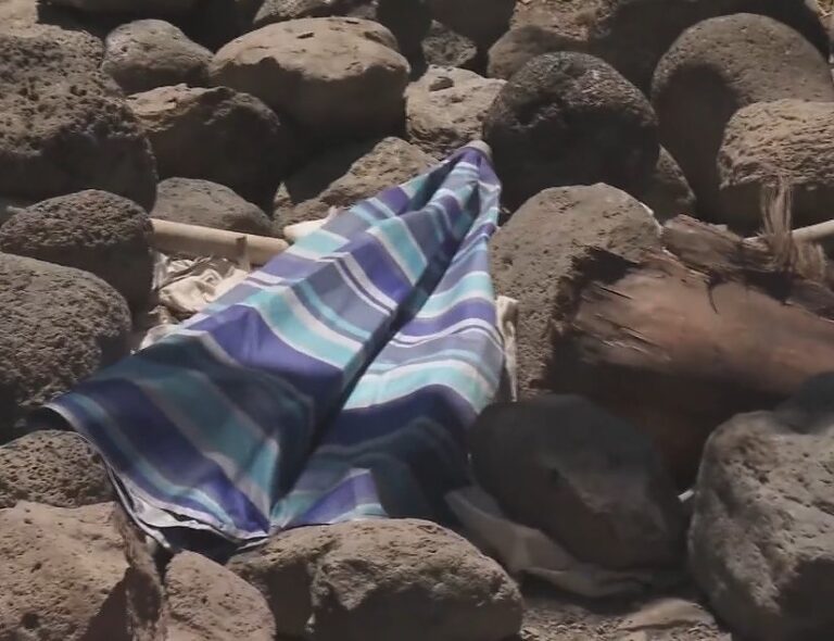 Denuncian la acumulación de basura en la playa de Veneguera