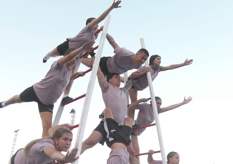 Los protagonistas de la Danza de los Acróbatas entrenan cada día el número de la Bajada de la Virgen de Las Nieves después de diez años sin actuación