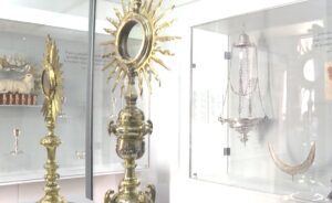 La isla de El Hierro presenta la riqueza de sus iglesias con una amplia muestra de la orfebrería religiosa en la sala de exposiciones del Cabildo