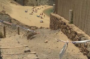 La playa de Papagayo permanece cerrada por contaminación a la espera de los resultados de las últimas analíticas