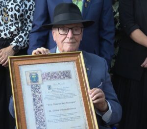 El fundador y director de Los Sabandeños recibe la distinción honorífica de Hijo adoptivo de Valverde por su trayectoria cultural, política y periodística