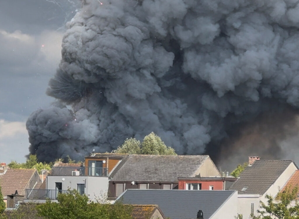 Fuegos artificiales estallaron y se elevó una columna de humo en el incendio que envolvió el escenario principal de Tomorrowland, un evento de música electrónica, en Boom, Bélgica, el 16 de julio de 2025. Esta imagen, tomada de un video publicado en redes sociales, muestra a un grupo de fuegos artificiales y una columna de humo. Morgan Hermans vía REUTERS.