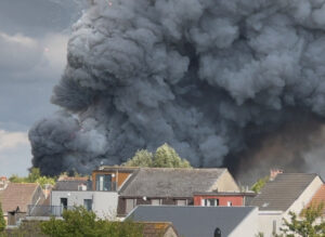 Fuegos artificiales estallaron y se elevó una columna de humo en el incendio que envolvió el escenario principal de Tomorrowland, un evento de música electrónica, en Boom, Bélgica, el 16 de julio de 2025. Esta imagen, tomada de un video publicado en redes sociales, muestra a un grupo de fuegos artificiales y una columna de humo. Morgan Hermans vía REUTERS.
