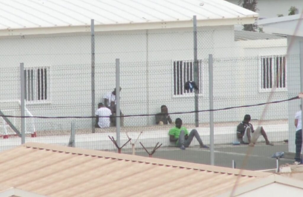 Habla uno de los primeros menores trasladados al 'Canarias 50': "No me quiero ir"