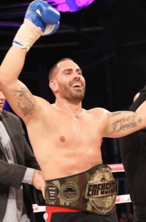El luchador de kick boxing ‘Moi’ Baute y el portero de discoteca Jonathan Martín se entregan en la Policía Nacional y son detenidos por homicidio