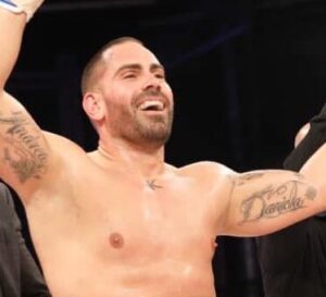 El luchador de kick boxing ‘Moi’ Baute y el portero de discoteca Jonathan Martín se entregan en la Policía Nacional y son detenidos por homicidio