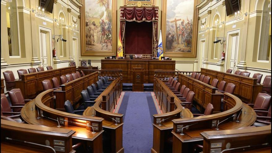 Pleno en el Parlamento de Canarias