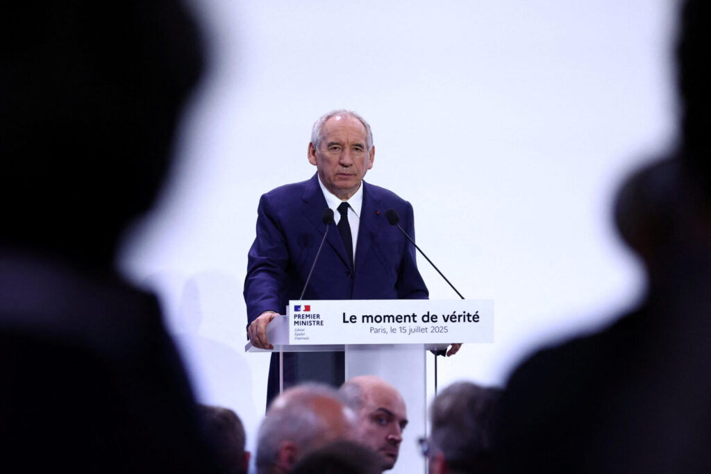 El primer ministro francés, François Bayrou, asiste a una conferencia de prensa para presentar un importante plan de recuperación de las finanzas públicas, describiendo sus primeras orientaciones presupuestarias para 2026, en París, Francia, el 15 de julio de 2025. REUTERS/Abdul Saboor