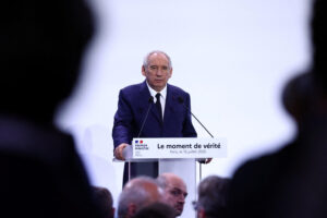 El primer ministro francés, François Bayrou, asiste a una conferencia de prensa para presentar un importante plan de recuperación de las finanzas públicas, describiendo sus primeras orientaciones presupuestarias para 2026, en París, Francia, el 15 de julio de 2025. REUTERS/Abdul Saboor
