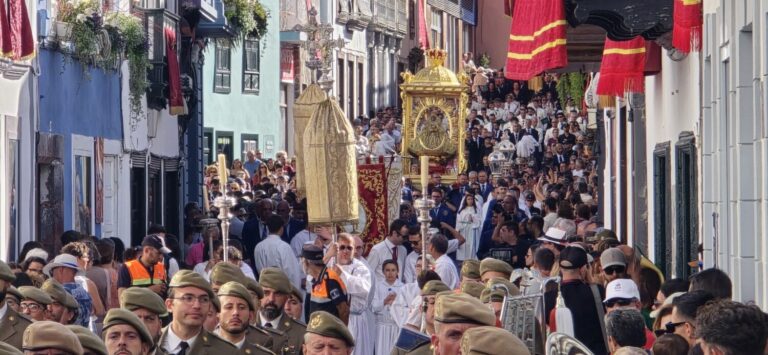 La Virgen de las Nieves ya descansa en El Salvador tras un día histórico en Santa Cruz de La Palma