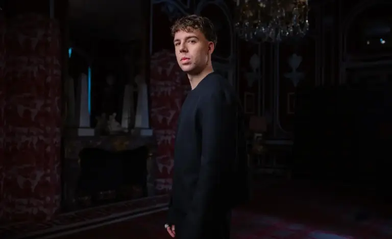 Quevedo saca el tema ‘Tuchat’ sin romper su tradición