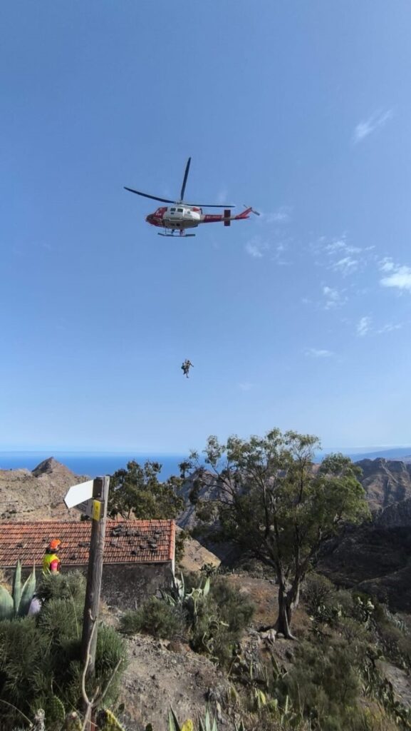 Las otras seis personas, que estaban en buen estado, fueron acompañados por los bomberos y servicios de emergencias hasta la salida del sendero