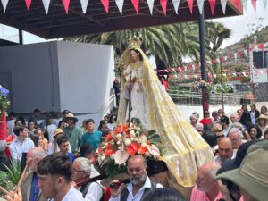 Las chácaras, los tambores y los pitos toman protagonismo en la fiesta de San Andrés ante la presencia de la Virgen de los Reyes en su LXXI Bajada