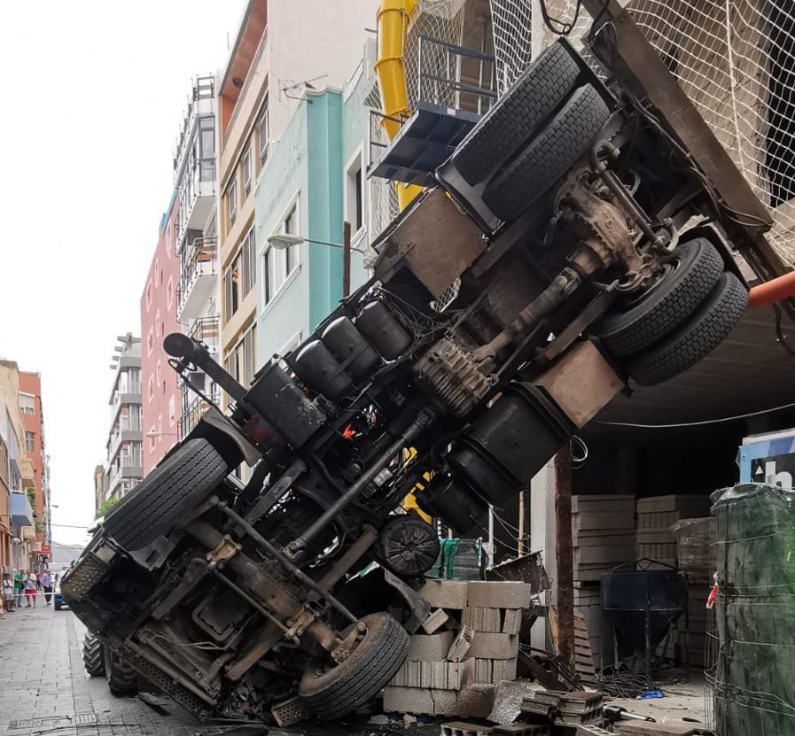 Vuelca un camión grúa en una calle peatonal de Las Palmas de Gran Canaria