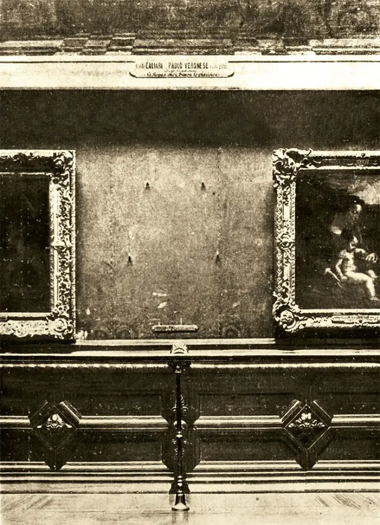Hueco en el Museo del Louvre que quedó tras el robo de la Mona LIsa
