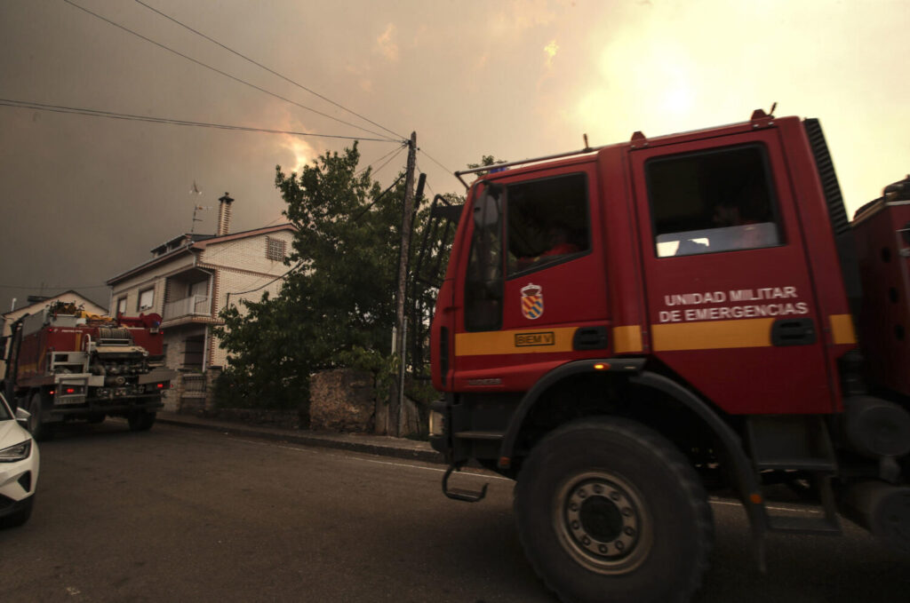 España afronta decenas de incendios, complicados por el viento, con miles de desalojos. Vehículos de la UME en labores de extinción del incendio forestal que afecta al Parque de Las Médulas y que provocó desalojos en los municipios de Médulas y Orellán. EFE/ Ana F Barredo