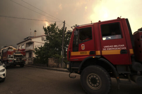 España afronta decenas de incendios, complicados por el viento, con miles de desalojos