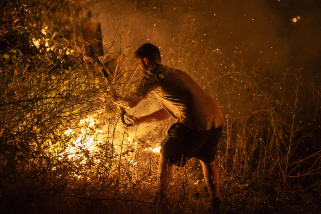Una persona realiza labores de extinción en el incendio forestal de A Rúa, en Ourense