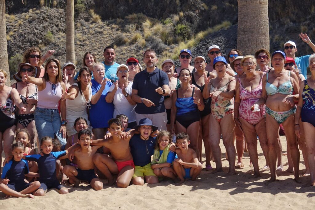 El alcalde de Santa Cruz, José Manuel Bermúdez, comparte un momento con los participantes de las actividades de verano en la playa de Las Teresitas.