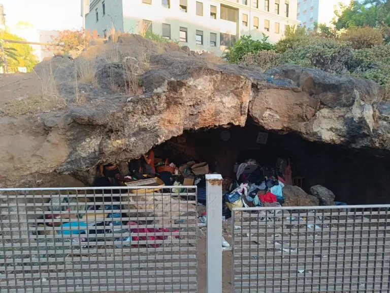 Santa Cruz de Tenerife desaloja una cueva volcánica en la avenida Islas Canarias