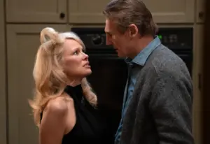 Estas son las películas que se estrenan este fin de semana. Liam Neeson (d) es Frank Derbin Jr., el protagonista en 'The naked gun', el renacer del torpe teniente de policía de la saga 'Agárralo como puedas'. Y junto a Neeson en el reparto una de las actrices de moda, Pamela Anderson (i). EFE/Frank Masi /Paramount Pictures.