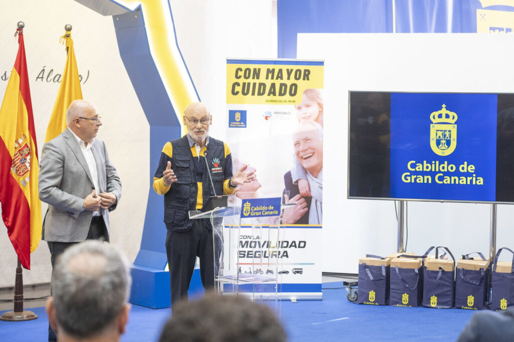 El Cabildo de Gran Canaria apadrina el 'Punto Amarillo' de la seguridad vial para la Romería de El Pino. En la imagen,  Bernardo Hernández, coordinador de esta iniciativa, junto a Antonio Morales, presidente del Cabildo grancanario, este miércoles durante la presentación. 