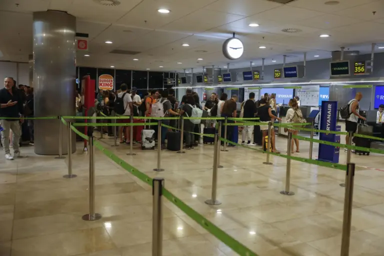 Azul Handling mantiene la huelga este viernes mientras Menzies busca un acuerdo