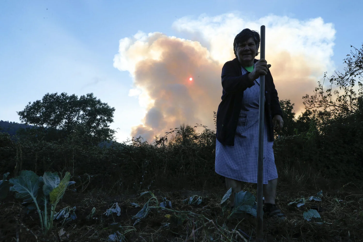 Incendios controlados en Galicia, avances en León y un frente activo en Almería en el último sábado de agosto