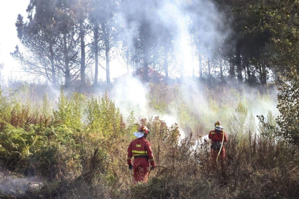 Efectivos de la UME trabajan para extinguir el incendio forestal en Corme aldea, en el ayuntamiento de Ponteceso este miércoles.EFE/ Moncho Fuentes