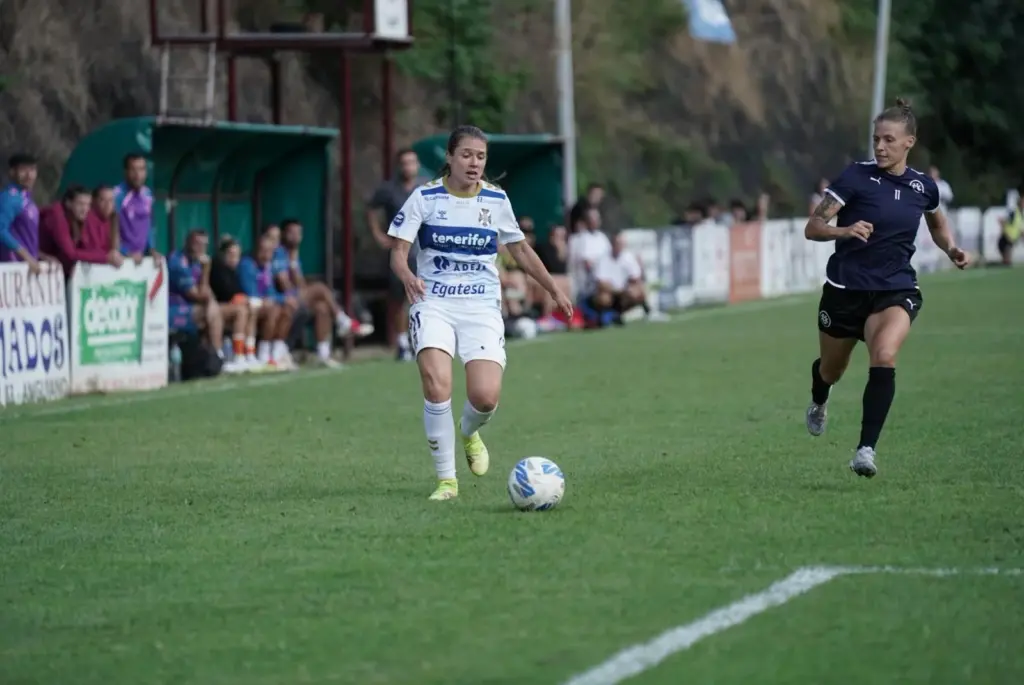 Un momento del partido. Imagen: Costa Adeje Tenerife Femenino.