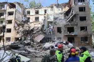 Servicio Estatal de Emergencias de Ucrania realiza operaciones de búsqueda y limpieza en el lugar de un ataque aéreo en Kiev - Europa Press