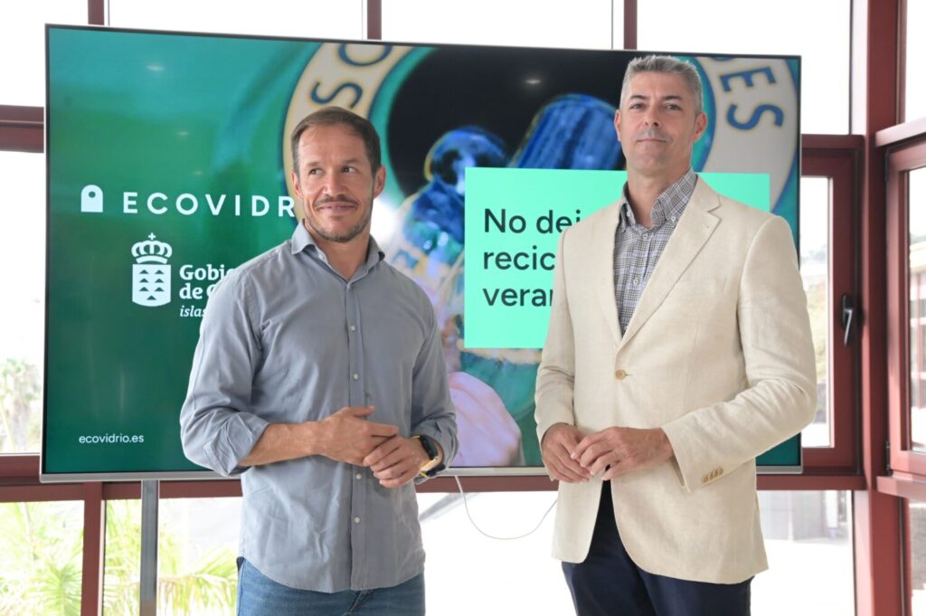 El consejero de Transición Ecológica y Energía, Mariano Hernández Zapata, y el gerente de Ecovidrio en Canarias, Jorge Lorenzo, durante el acto Presentación Campaña 'No dejes de reciclar en verano'