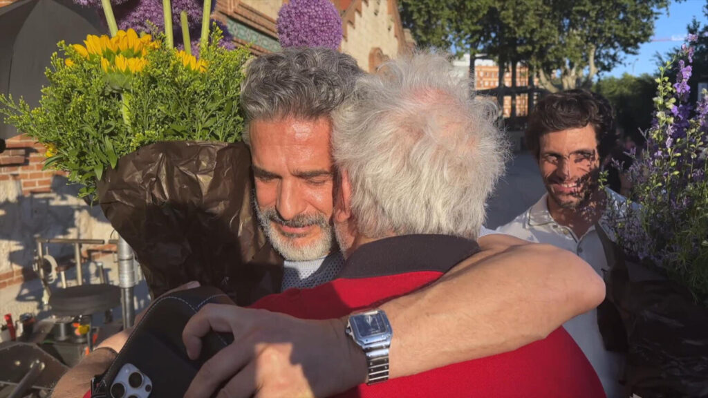 Almodóvar reparte flores entre sus intérpretes en el fin de rodaje de 'Amarga Navidad'