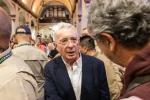 El expresidente colombiano Álvaro Uribe, condenado a arresto domiciliario, tendrá que ser liberado