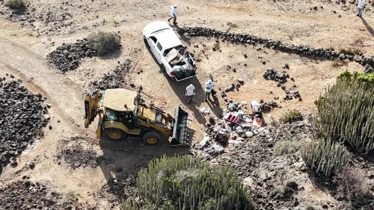 Sacan 6.800 kilos de basura de la playa de Los Enojados, en Arona