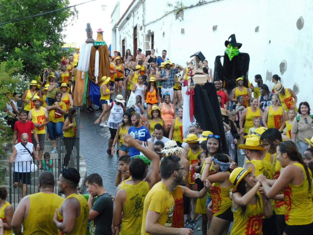 Las fiestas de San Bartolomé de Tirajana arrancan este jueves con tradición, música y el primer concurso de gofio y mojo. Imagen de archivo de la bajada del Carbonero, en Tunte.
