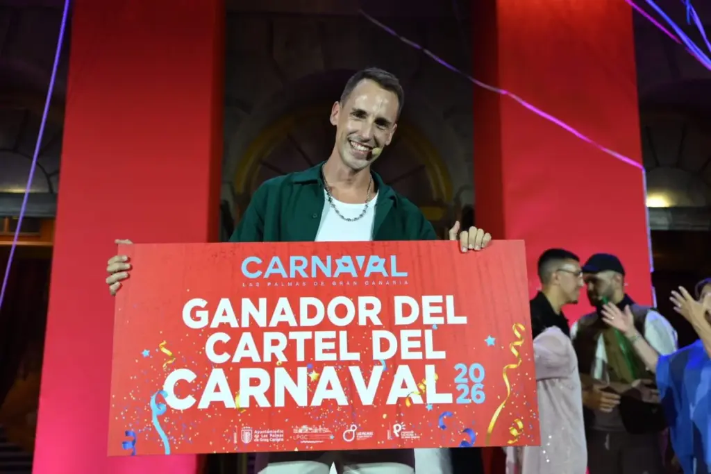 El diseñador del cartel del Carnaval 2025, Néstor Santana Benítez, tras proclamarse ganador del concurso