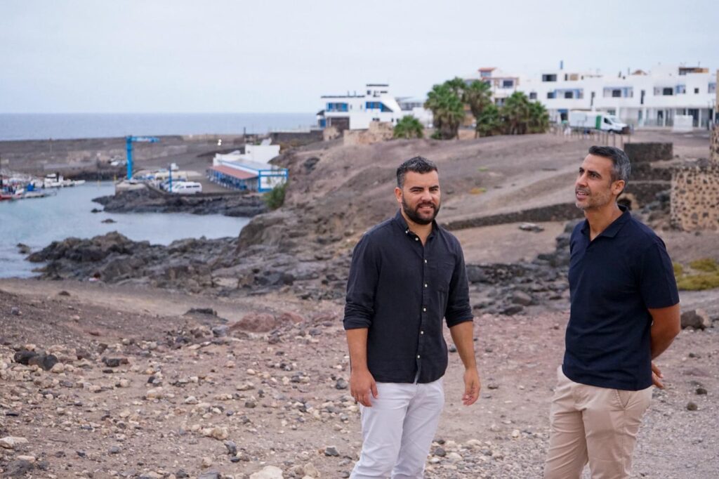 El alcalde de La Oliva, Isaí Blanco, y el responsable de la Concejalía de Contratación, Juan José Rodríguez
