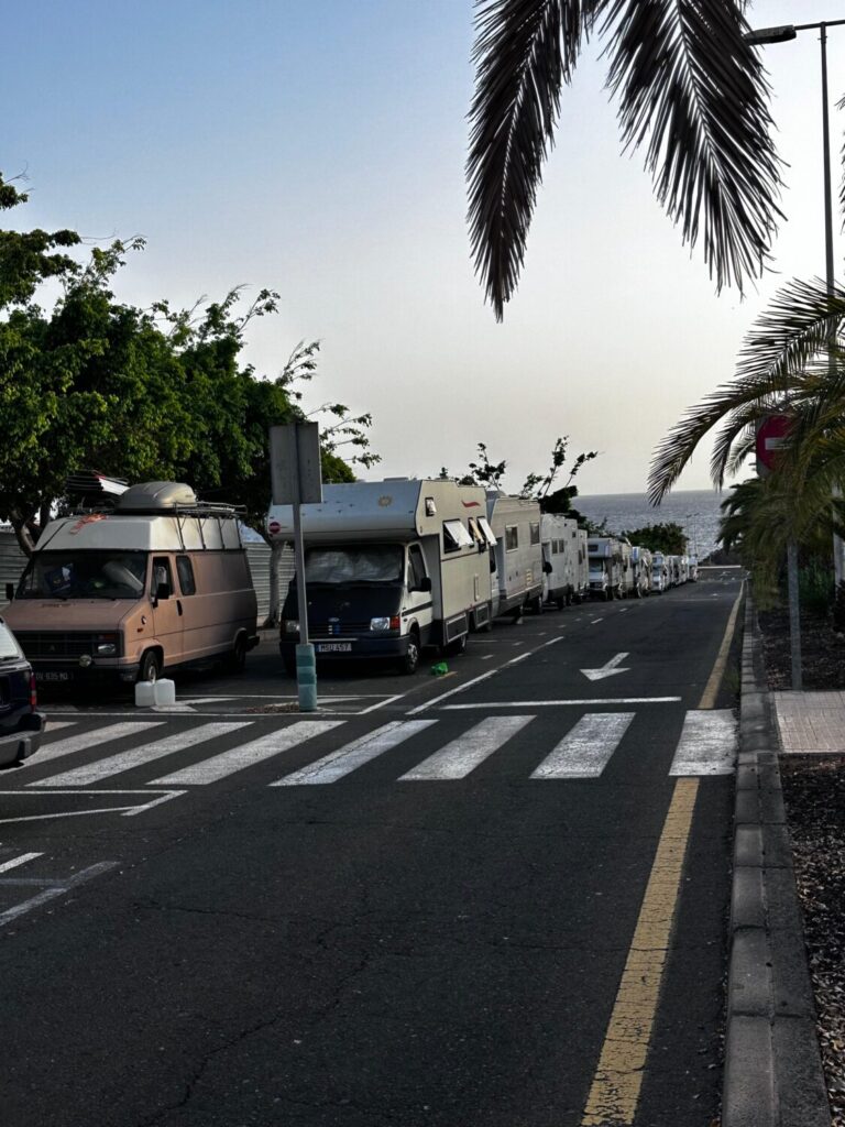 Caravanas, autocaravanas y otros vehículos estacionados como viviendas en el espacio público en el sur de Tenerife