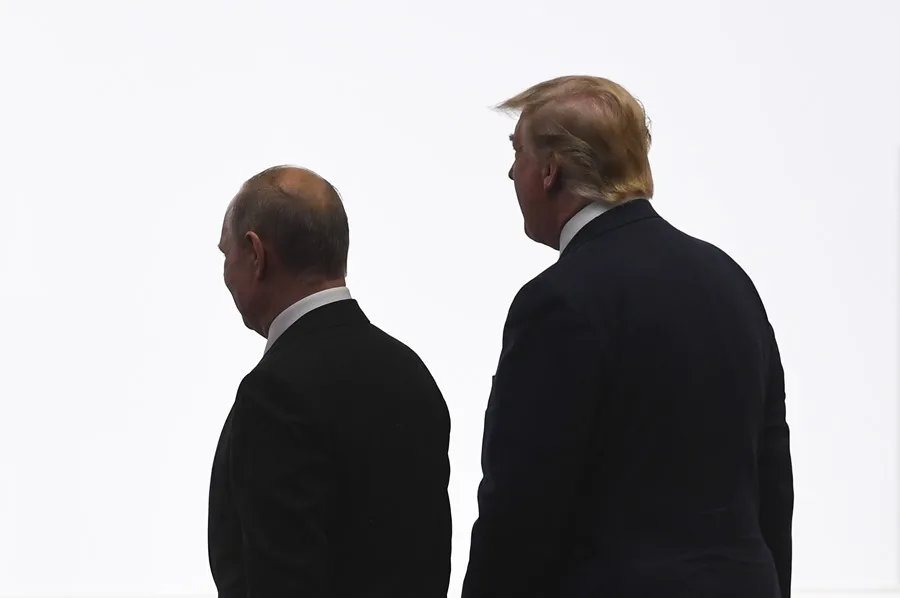 Fotografía de archivo del presidente ruso, Vladimir Putin (i), junto a su homólogo estadounidense, Donald Trump (d). EFE/ Lukas Coch
