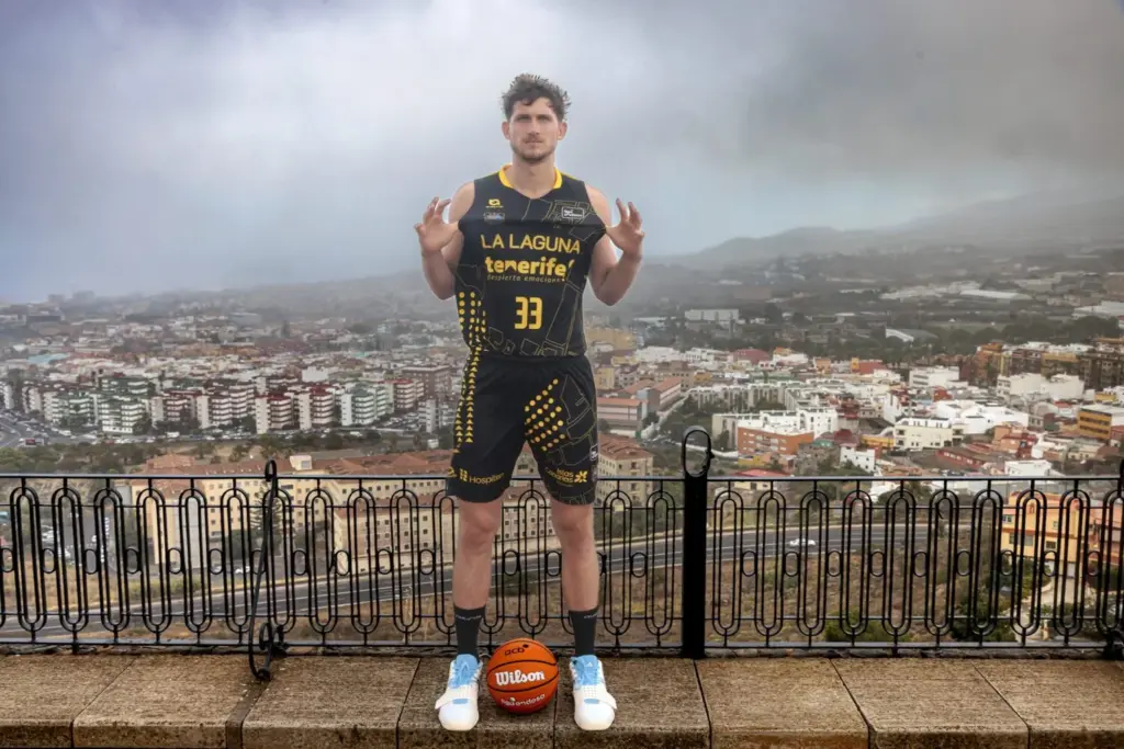 Nueva equipación de La Laguna tenerife para la temporada 25/26, inspirada en en el histórico plano de Leonardo Torriani