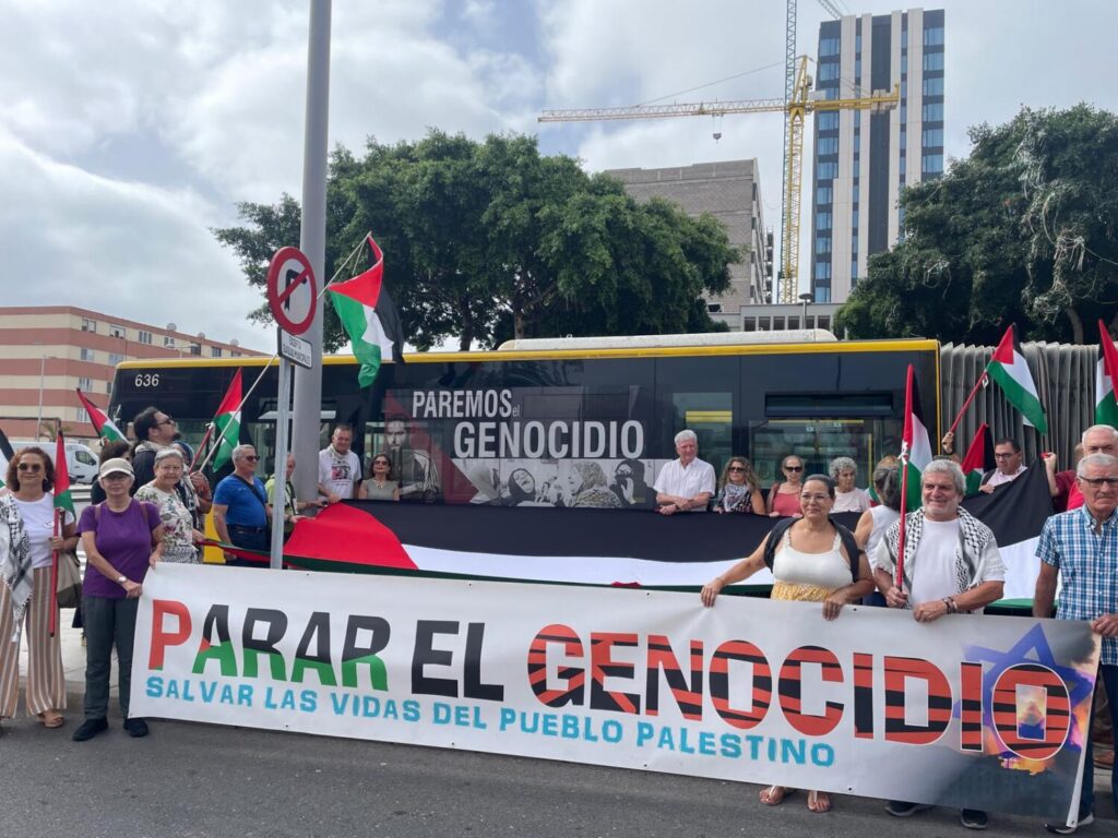 Una de las guaguas municipales de la capital grancanaria circula desde hoy con el rotulo "Paremos el Genocidio. Solidaridad con Palestina”