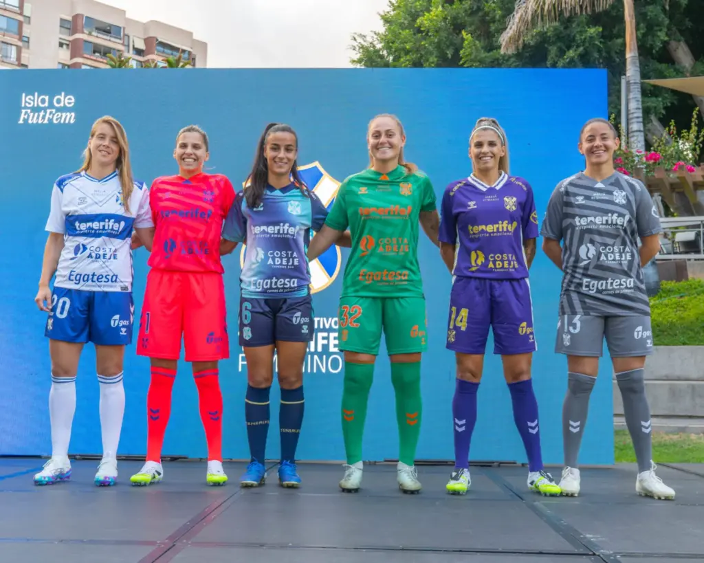 Las jugadoras del CD Tenerife Femenino posan con las nuevas equipaciones / CD TENERIFE FEMENINO