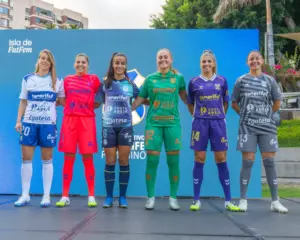 Las jugadoras del CD Tenerife Femenino posan con las nuevas equipaciones / CD TENERIFE FEMENINO