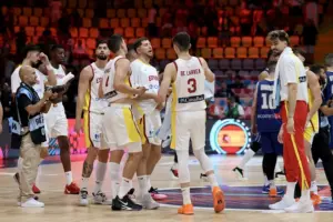 LIMASSOL (Chipre), 31/08/2025.- Los jugadores de España celebran tras ganar el partido de baloncesto del grupo C del EuroBasket FIBA ​​2025 entre España y Chipre en el Spyros Kyprianou Arena en Limassol, Chipre, el 31 de agosto de 2025. (Baloncesto, Chipre, España) EFE/EPA/GEORGI LICOVSKI