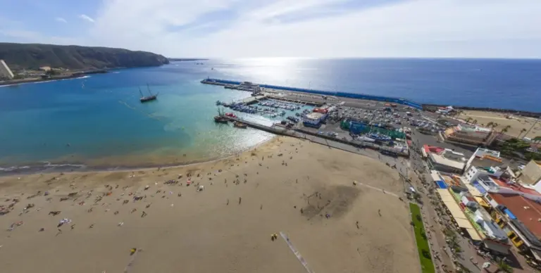 El Puerto de Los Cristianos, saturado por el tráfico marítimo