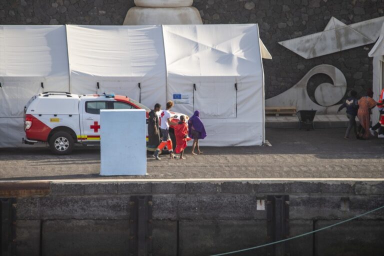 Salen de Canarias los tres primeros menores tras la declaración de contingencia migratoria
