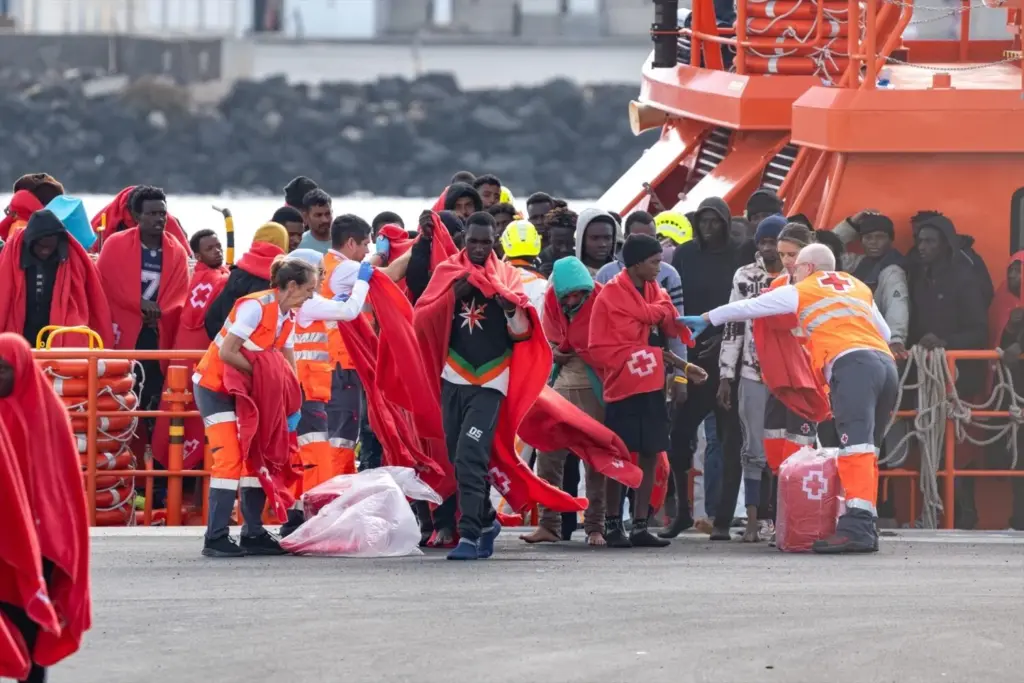 20 menores migrantes solicitantes de asilo viajan este domingo a la Península. Arriba, una imagen de archivo de la llegada de un cayuco a Lanzarote. Europa Press.