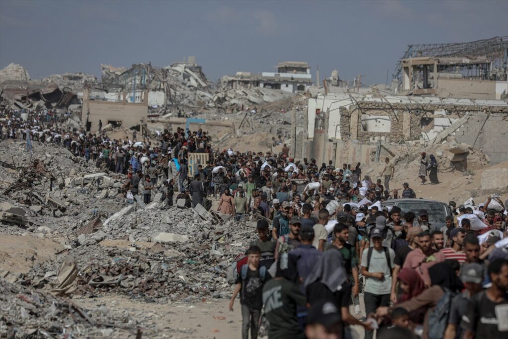 El Gobierno de Israel aprueba la ocupación de GazaEn la imagen, palestinos con ayuda humanitaria en el norte de la Franja de Gaza. Europa Press/Contacto/Omar Ashtawy. 05/8/2025